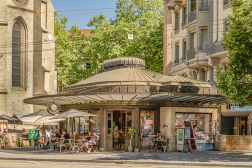 Cet ancien kiosque de tramway, sur la place Saint-François à Lausanne, a été construit en 1911. En 1980, il est démonté et reconstruit quelques mètres plus à l’est. Actuellement, il est occupé par un café.